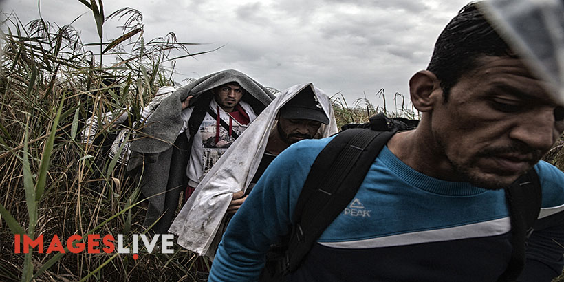 Walking in the swamp for many kilometers make their journey coming to the limit of human resistance, many of them fit only slippers and on their feet the wounds grow